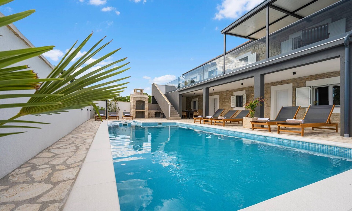 Skradin House | Luxurious home in Plastovo with sauna