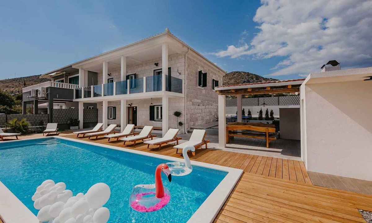 Seget Donji Villa | Luxurious villa with outdoor swimming pool