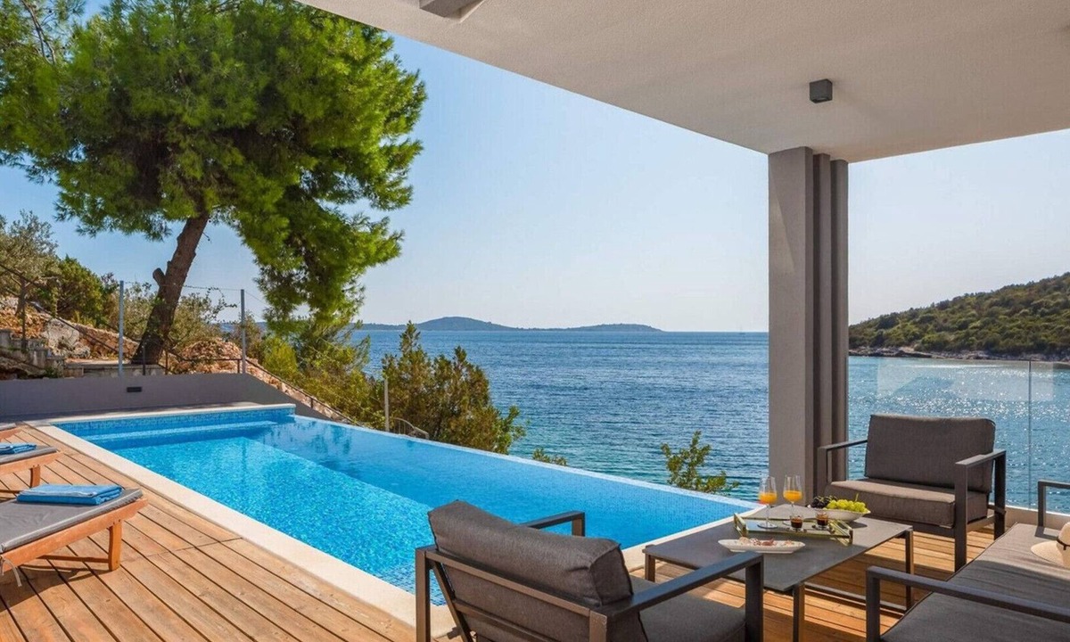 Vinisce Villa | Luxury Beach Villa Marina Prestige w/Heated Pool