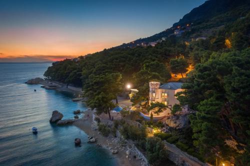 Ruskamen Villa | Luxury beachfront Villa Sea Palace with pool & spa near Omiš