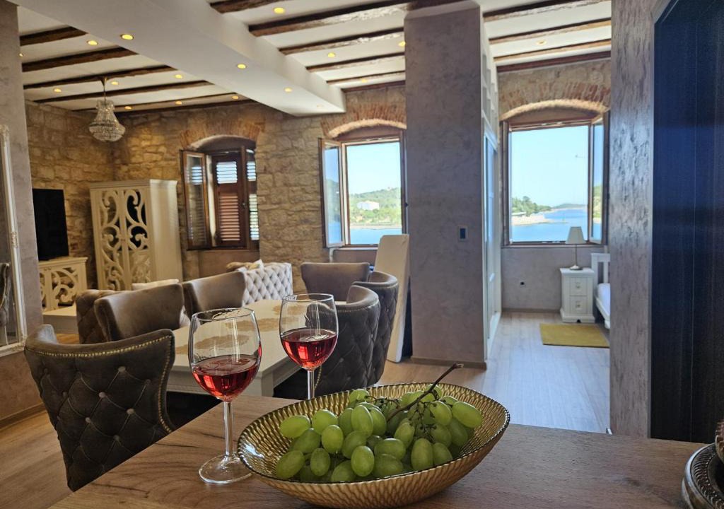 Vis Apartment | Luxury Seafront Suite Fabri
