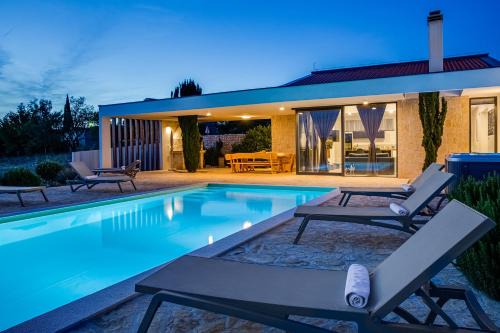 Rastevic Villa | Luxury Spa Villa w Heated Pool, Jacuzzi & Sauna