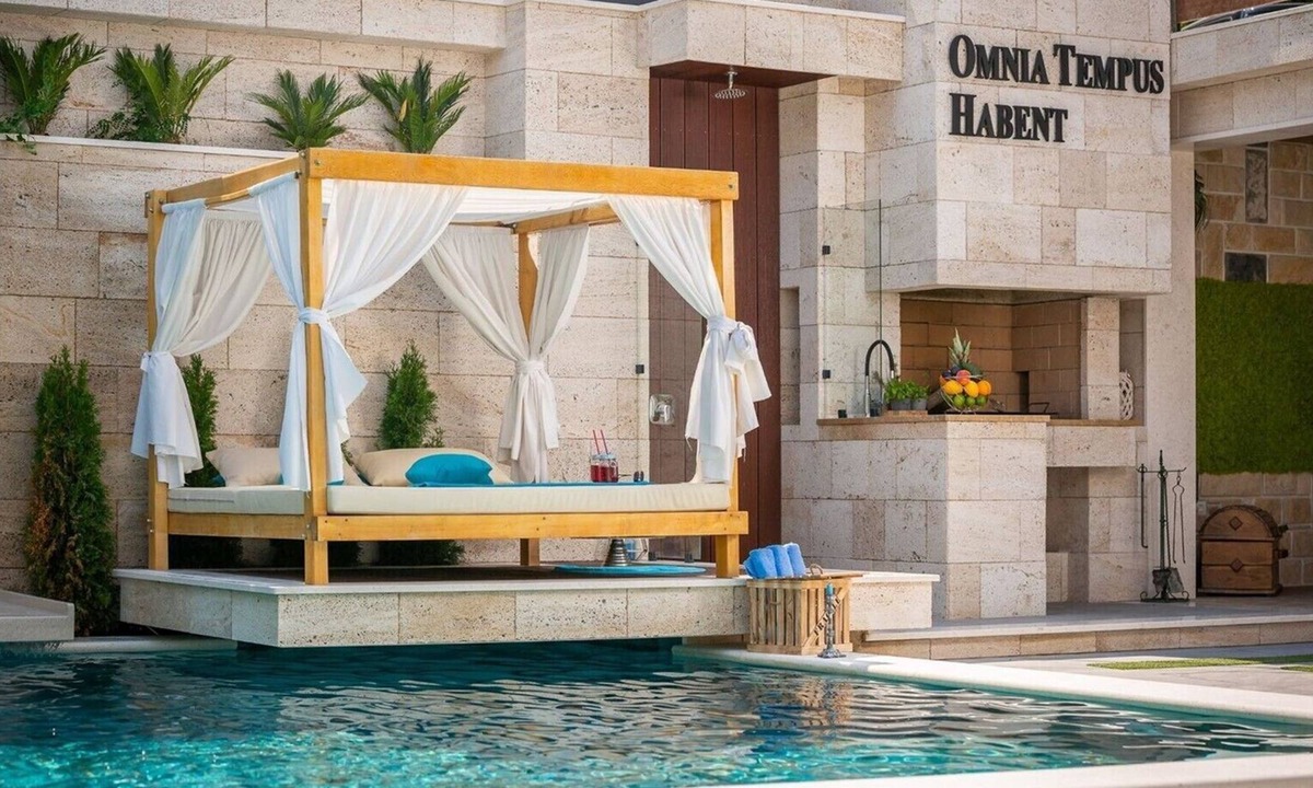 Arbanija Villa | Luxury Villa Accanto Mare with pool and jacuzzi at the beach on the peninsula Ciovo