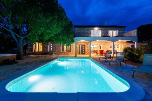 Rastevic Villa | Luxury Villa Agape - heated pool, jacuzzi & peaceful retreat near Zadar