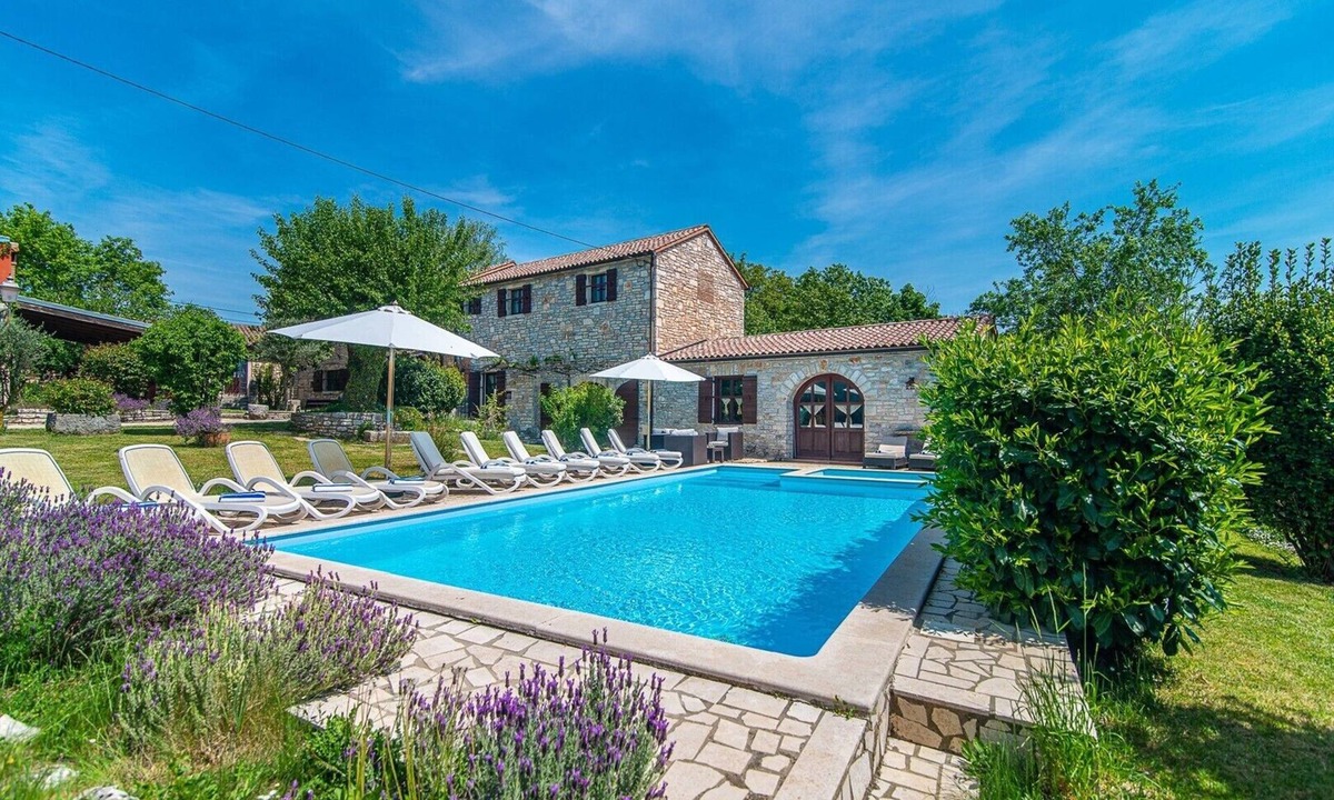 Gradisce Villa | Luxury Villa Murva with Game Room, BBQ, Private Pool, Beautiful Garden and Sauna, Jacuzzi