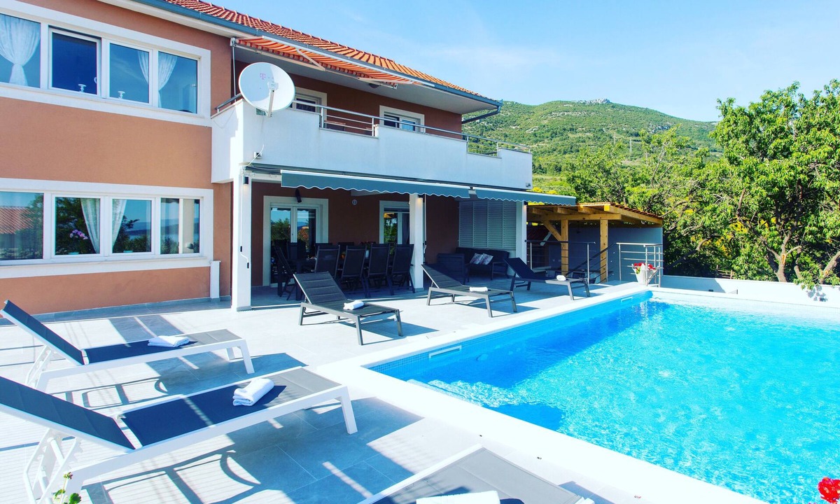 Kastel Stari Villa | Luxury Villa near Split – Heated Pool, Sea View, Outdoor TV, Football Field