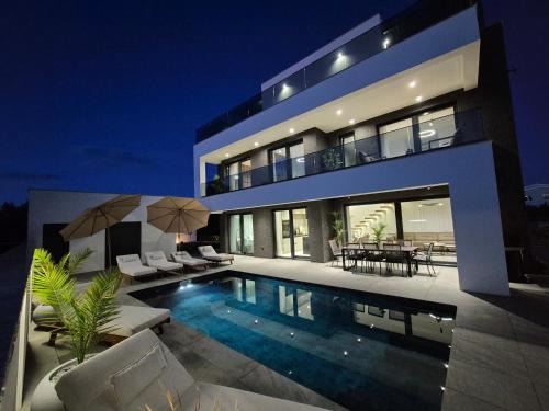 Srima Villa | Luxury Villa Vesper- Heated Pool, Hot Tub, Rooftop terrace, Gym