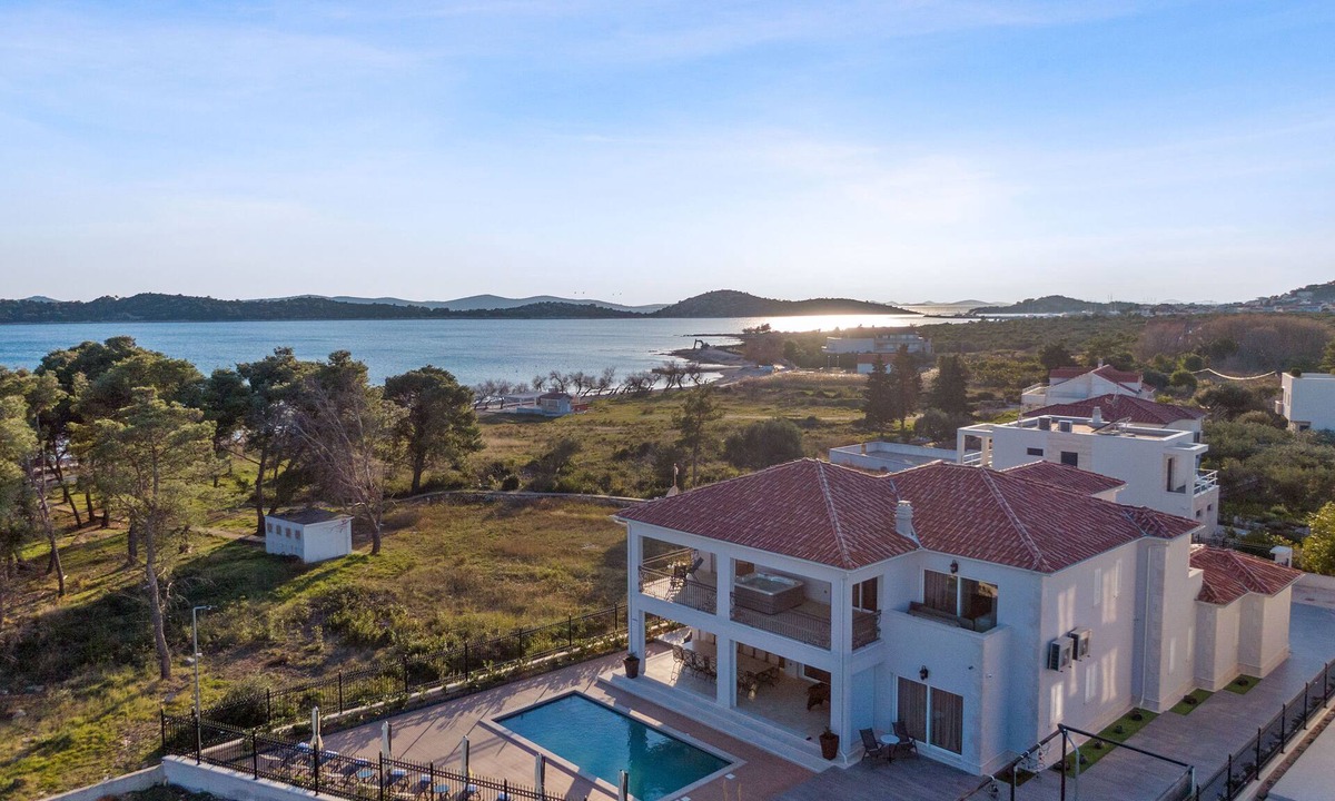 Vodice Villa | Luxuzna Villa Carolus prvi red do mora