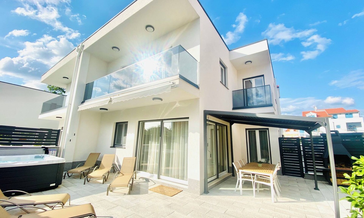 Srima House | Mala Perla - stylish vacation home with whirlpool, barbecue & close to the beach!