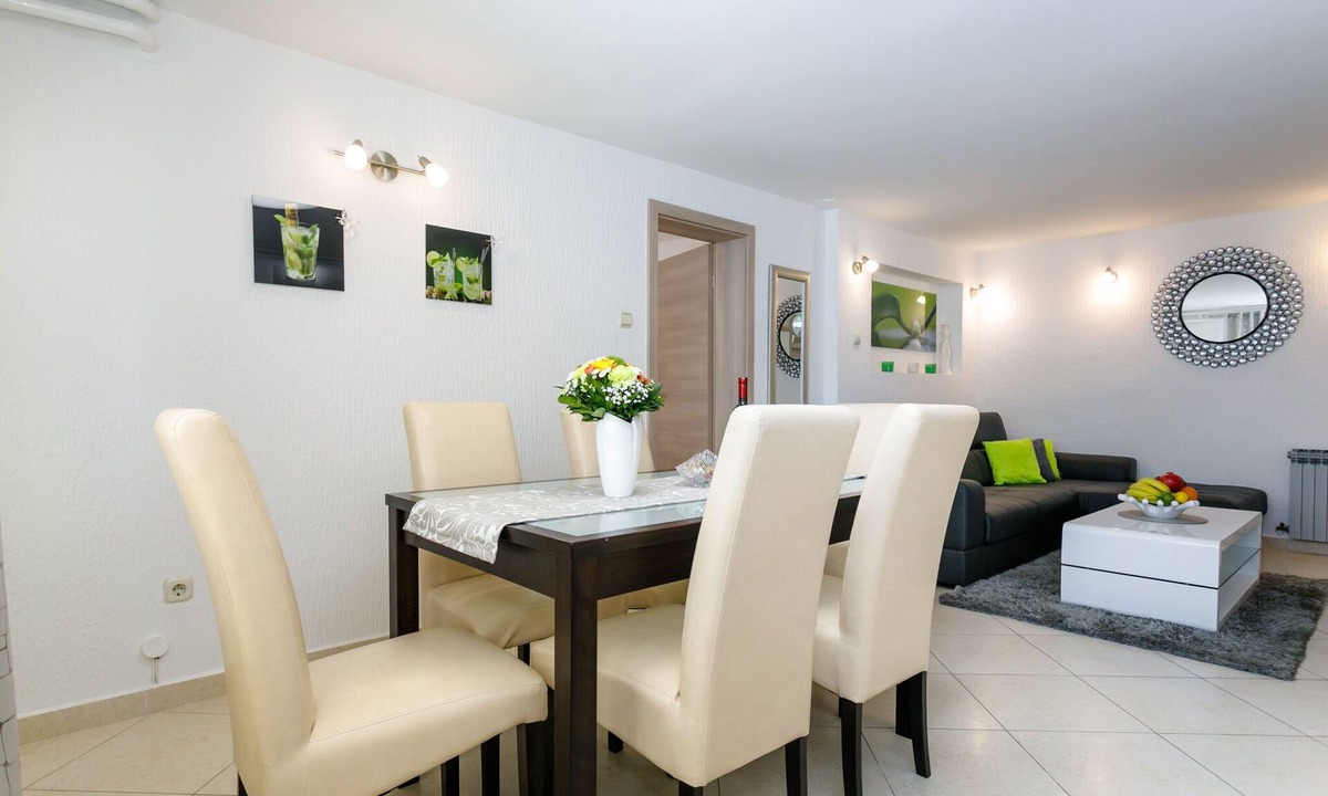 Malinska Apartment | Malinska Flat with Garden View