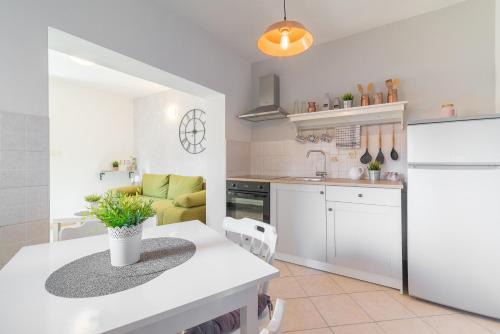 Posedarje Apartment | Mediterranean House by The Beach