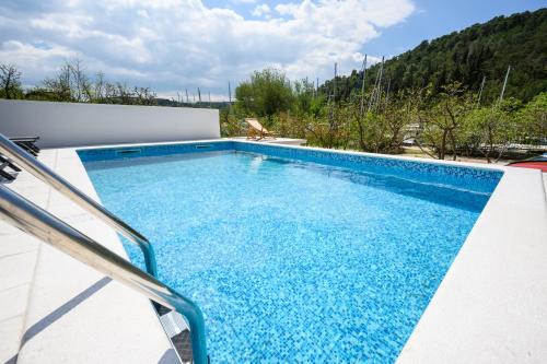 Skradin Apartment | Mila and Jurija Formenti 2 apartments in heart of nautic marina, with heated swimming pool May till October, bikes, Sup, kajak, free parking in our garden