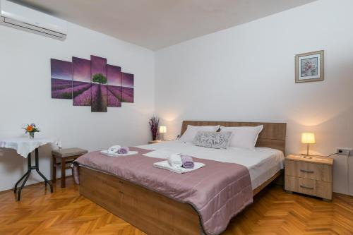 Gruz Apartment | Mini apartment Petra - rooms Purple & Green with kitchen and garden