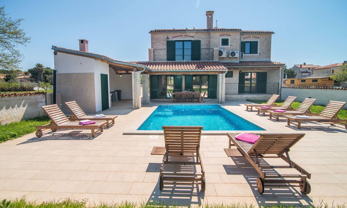 Pomer Cabin | Minimalistically decorated villa Pomer with private pool and fenced yard