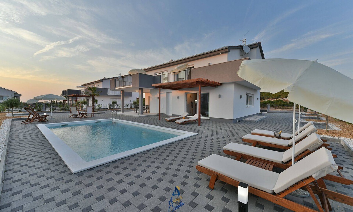 Debeljak Villa | Modern 4 BD Villa with Heated Pool near Beaches