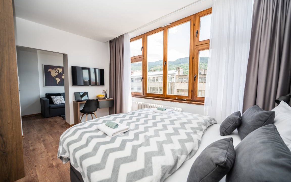 Old Town Apartment | Modern and Bright Apartment- Main Street