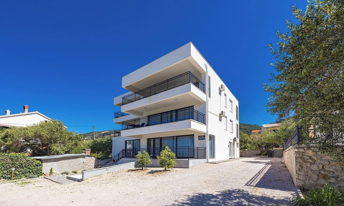 Banjol Apartment | Modern apartment, 300m from the beach