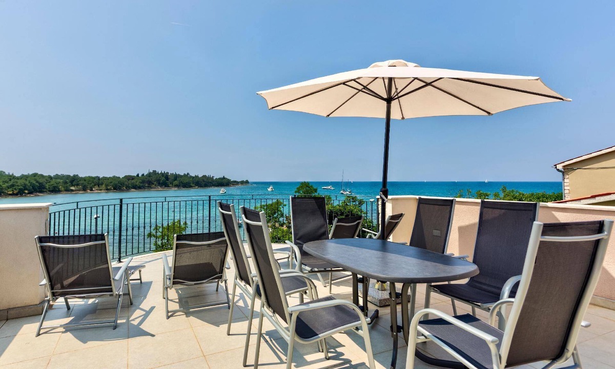 Lovrecica Apartment | Modern apartment with beautiful roof terrace