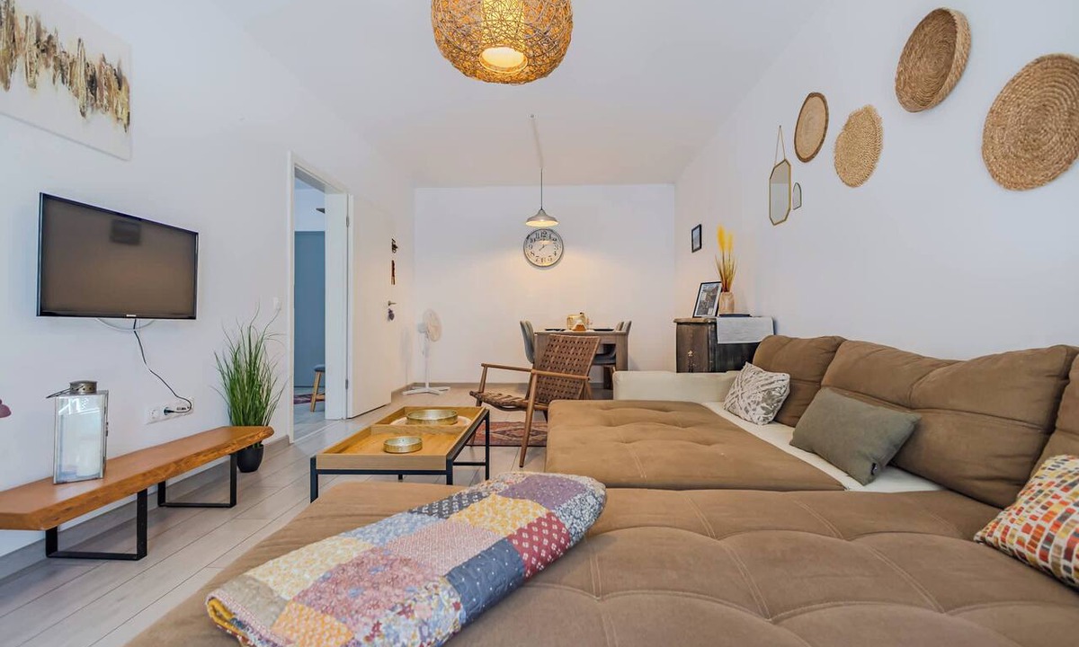 Brasov Apartment | Modern Apt - Free Parking - Fast WiFi - Near Centre