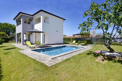 Cepljani Apartment | Modern holiday home with shared pool