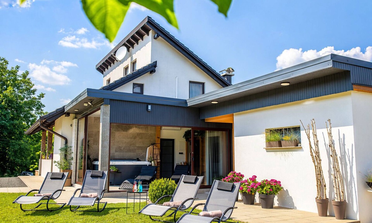 Grabrovnik House | Modern home with jacuzzi, sauna, wellness and kids’ playground