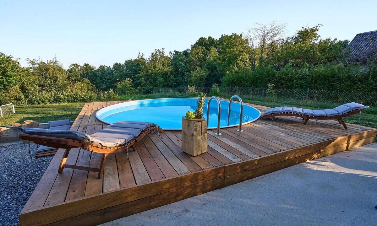 Petrinja House | Modern home with jacuzzi and sauna near the Kupa River for relaxation.
