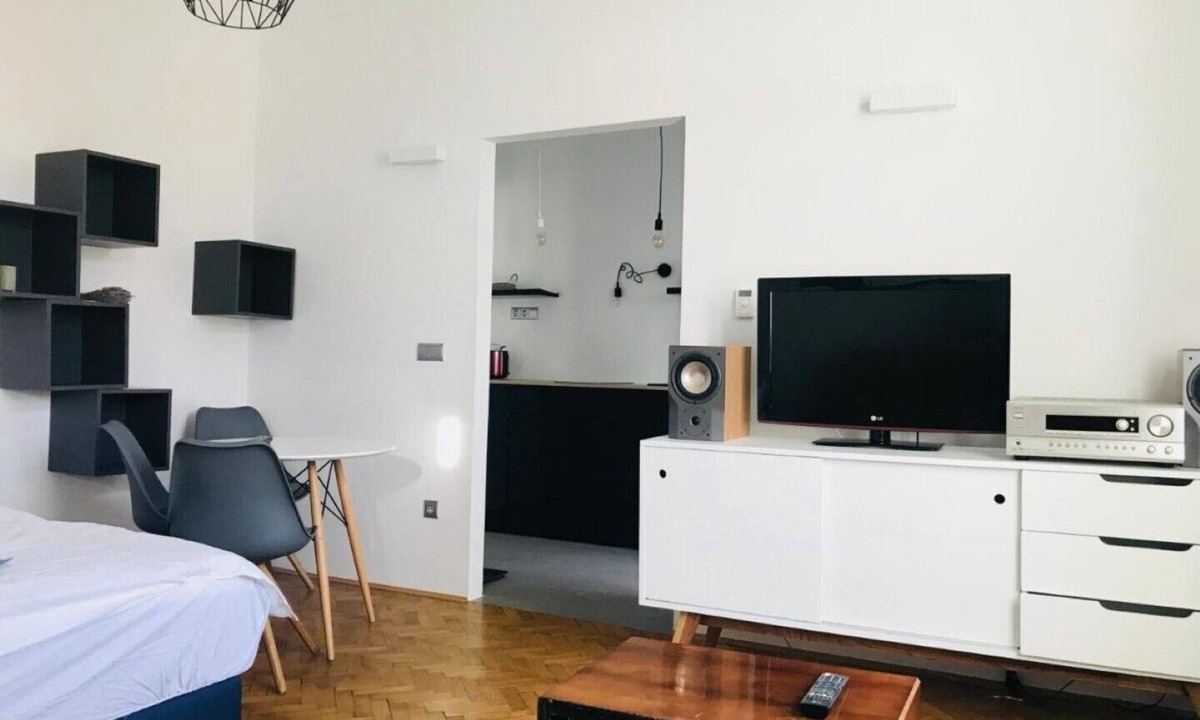 Center Apartment | Modern Studio in the Heart of Maribor with Stunning Sunset Views