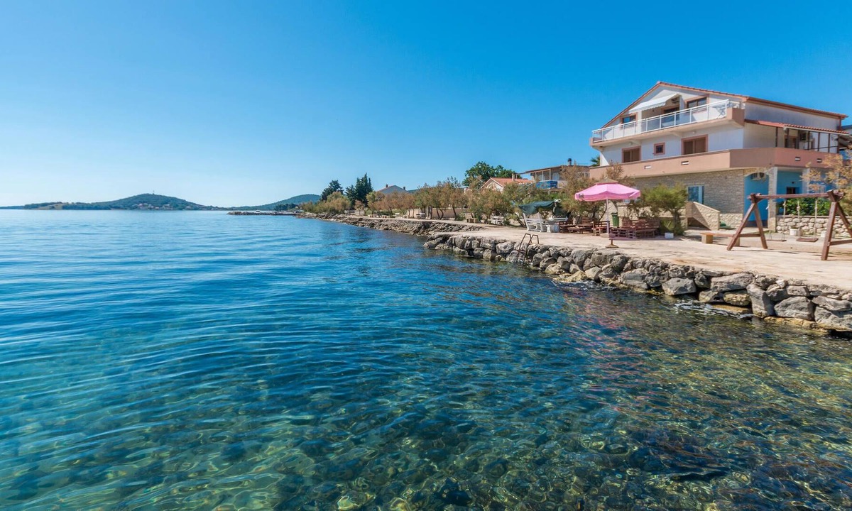 Nevidane Apartment | Modern vacation apartment directly by the sea.