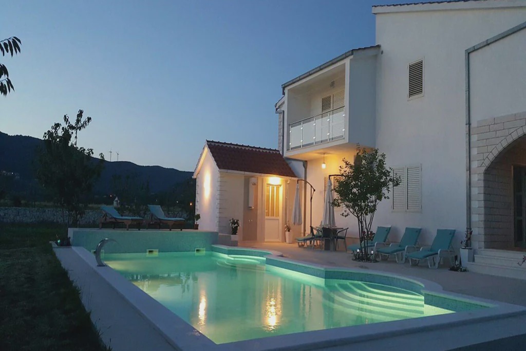 Neoric Apartment | Modern Villa in Neoric with Pool