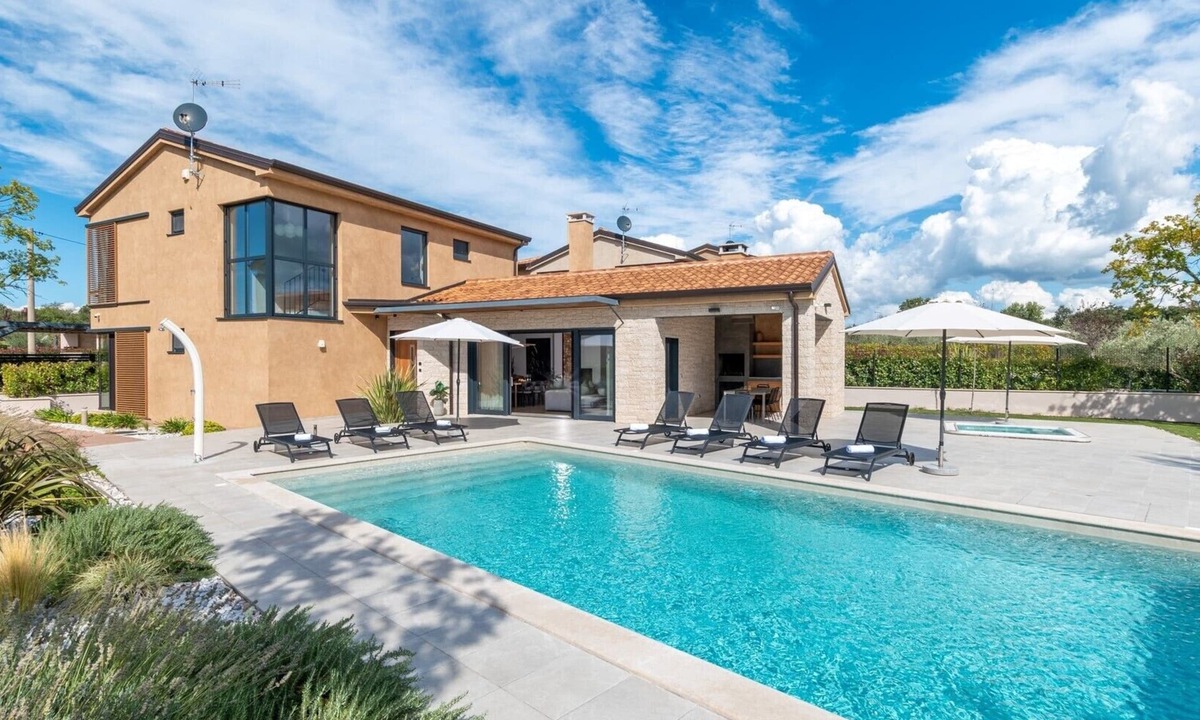 Kadumi Villa | Modern Villa Pedena Kadumi with swimming pool, jacuzzi and sauna