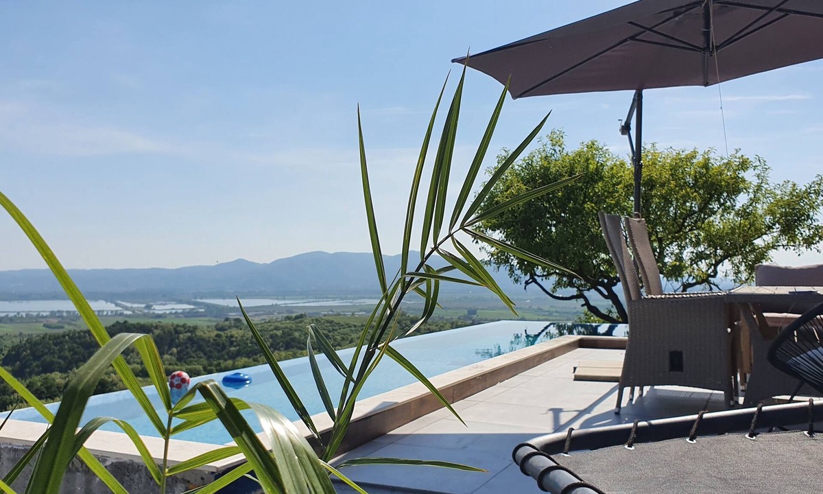 Brod-Posavina Villa | Modern villa with pool and jacuzzi on a peaceful Oriovac hill in Slavonia.