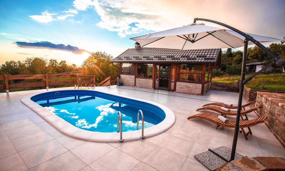 Pisarovina House | Modern wooden home with pool and spacious yard near the Kupa River.