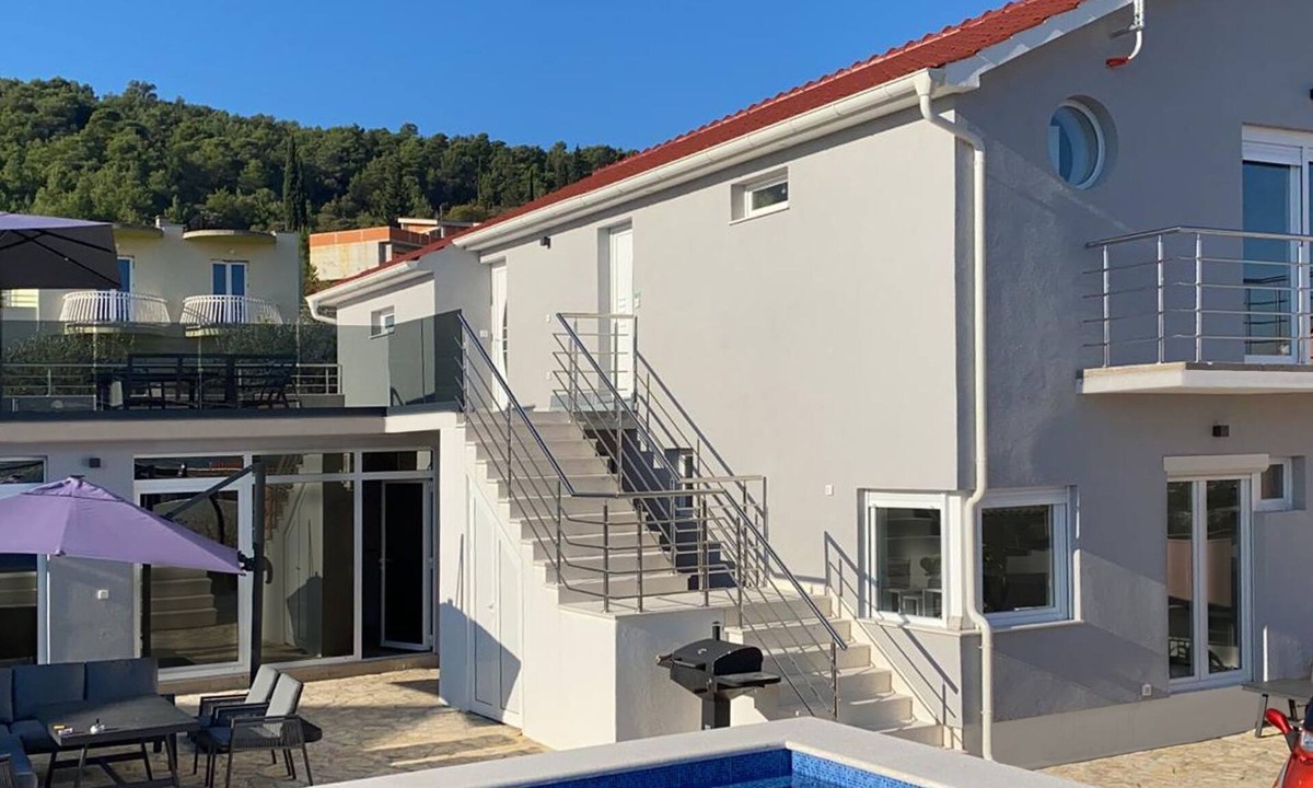 Bilice House | Modernes Ferienhaus mit eigenem Pool und Meerblick by Interhome