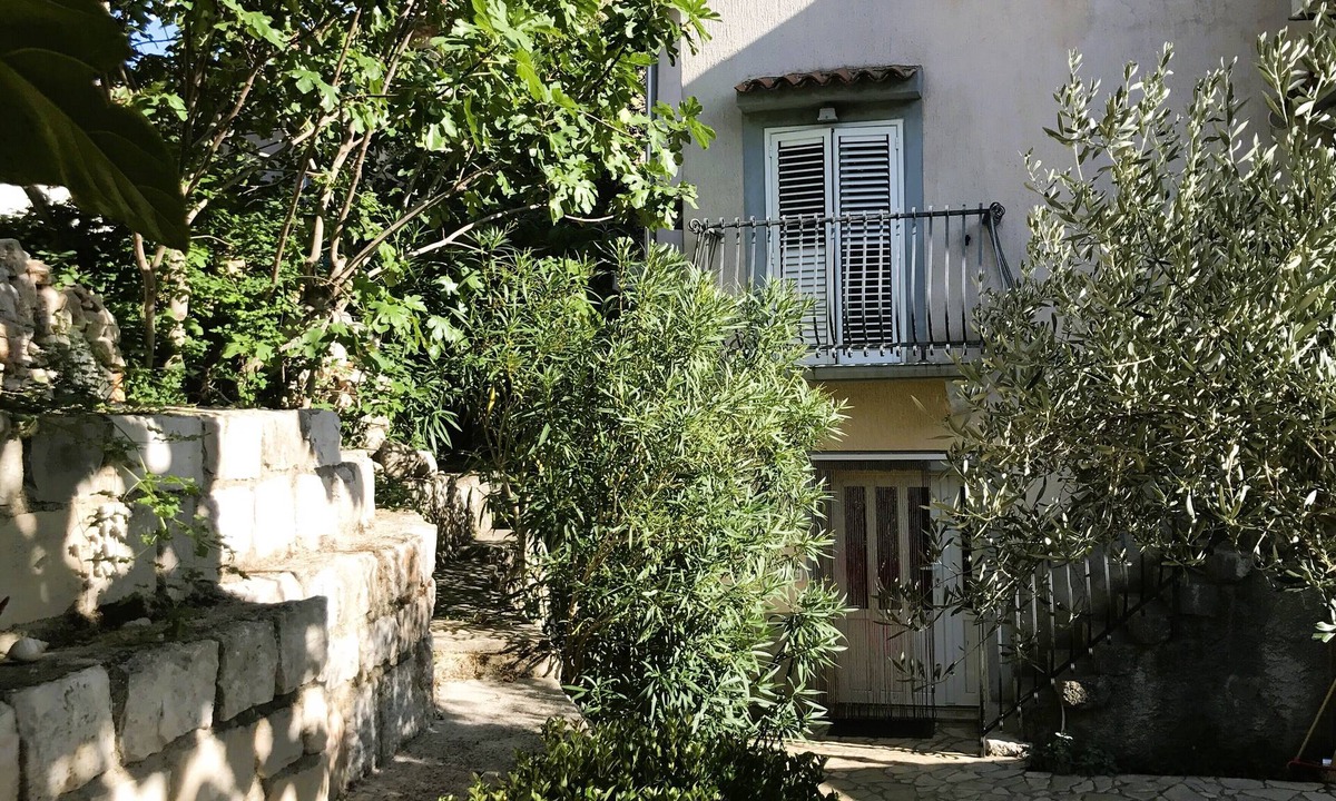 Cres Cottage | Modernized stone house with garden - center of Cres