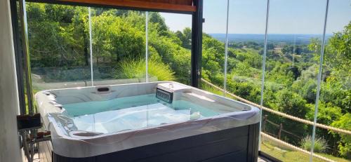 Breznik Plesivicki Villa | Mountain Villa Carin - Jacuzzi - Panoramic View - 4 Bedrooms - Free Private Parking - Near Zagreb