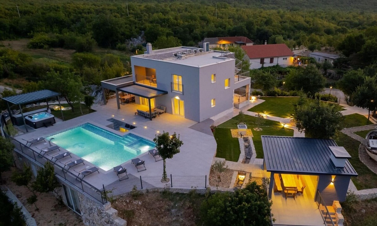 Srijane Villa | NEW! Luxurious Villa River Rose: Heated Pool, Jacuzzi, 4 En-Suite Bedrooms