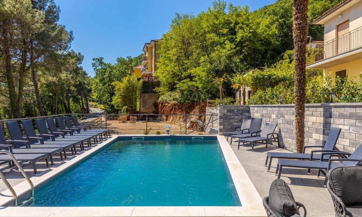 Obrs Villa | NEW! Villa with 6 Bedrooms and Heated Pool