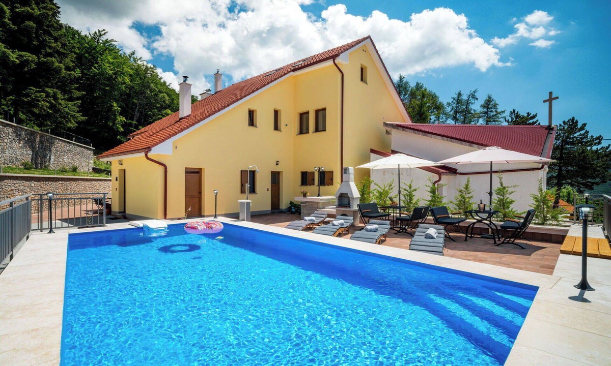 Senj Apartment | Nice apartment for 4 people with pool, WIFI, TV, terrace and pets allowed