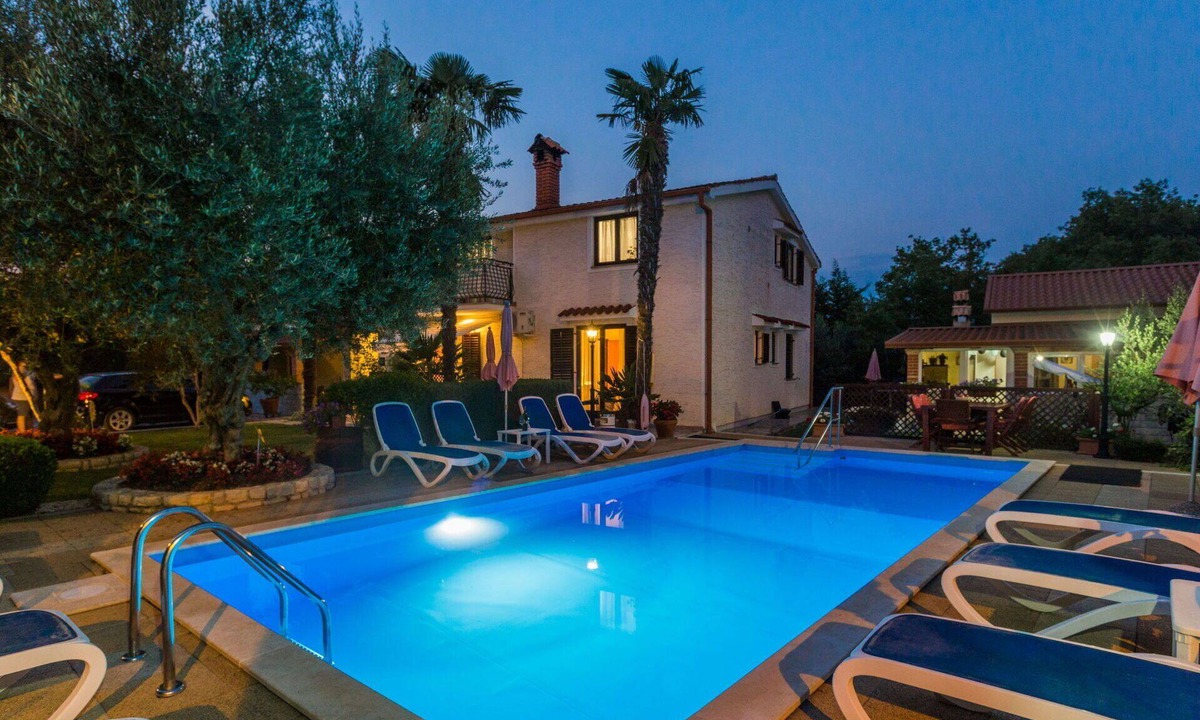 Kosinozici Apartment | Nice apartment for 5 guests with WIFI, A/C, pool, TV, terrace and pets allowed