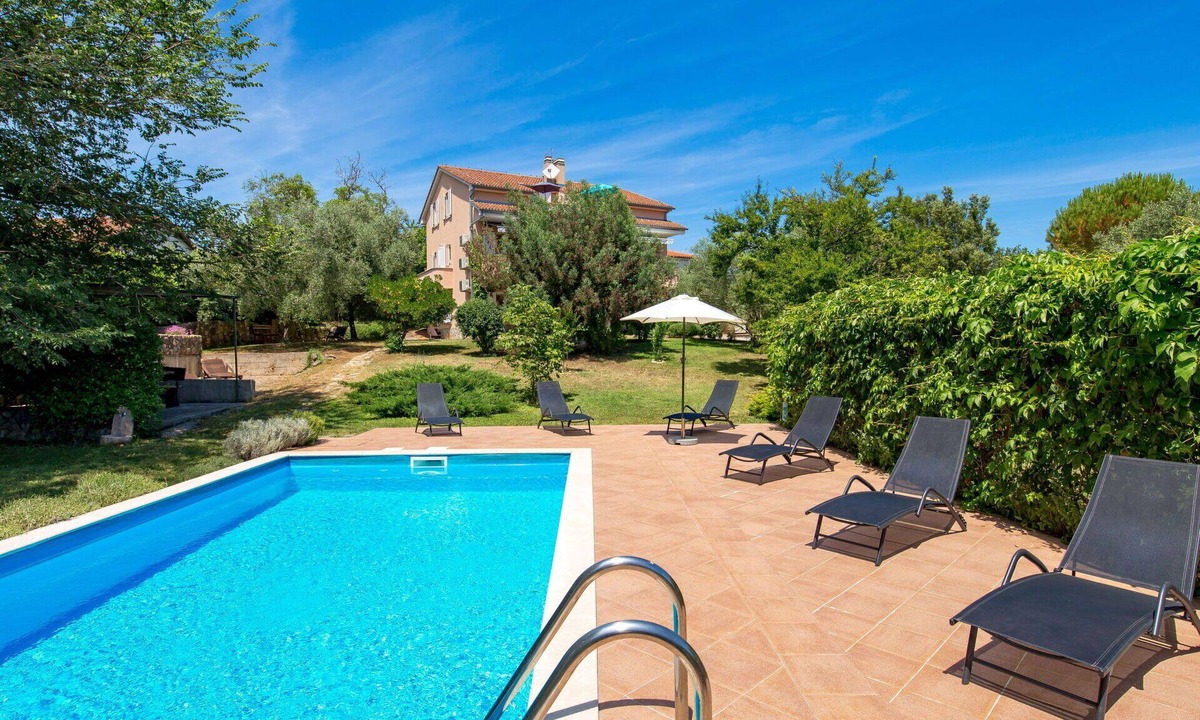 Milohnici Apartment | Nice apartment for 5 people with WIFI, pool, A/C, TV and terrace