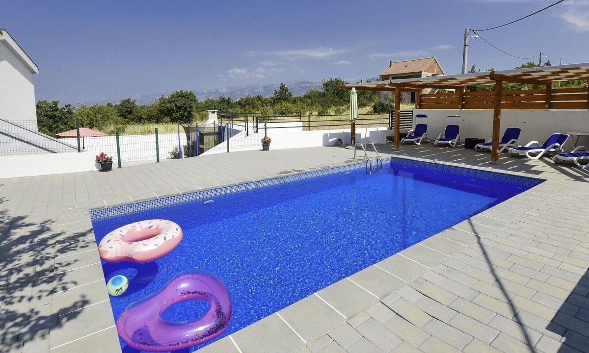 Krusevo Apartment | Nice apartment for 6 people with A/C, private pool, WIFI, TV and terrace