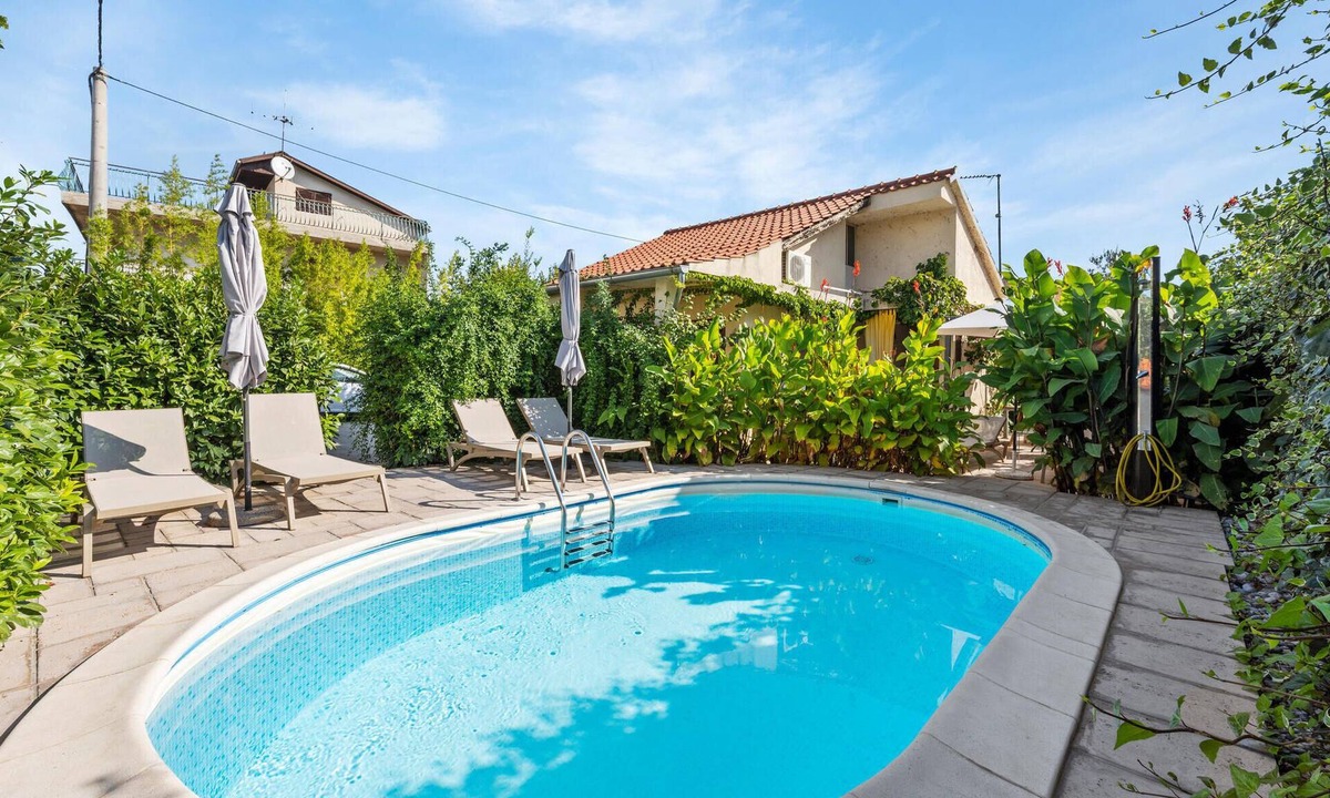 Brodarica Apartment | Nice apartment in Brodarica with WiFi