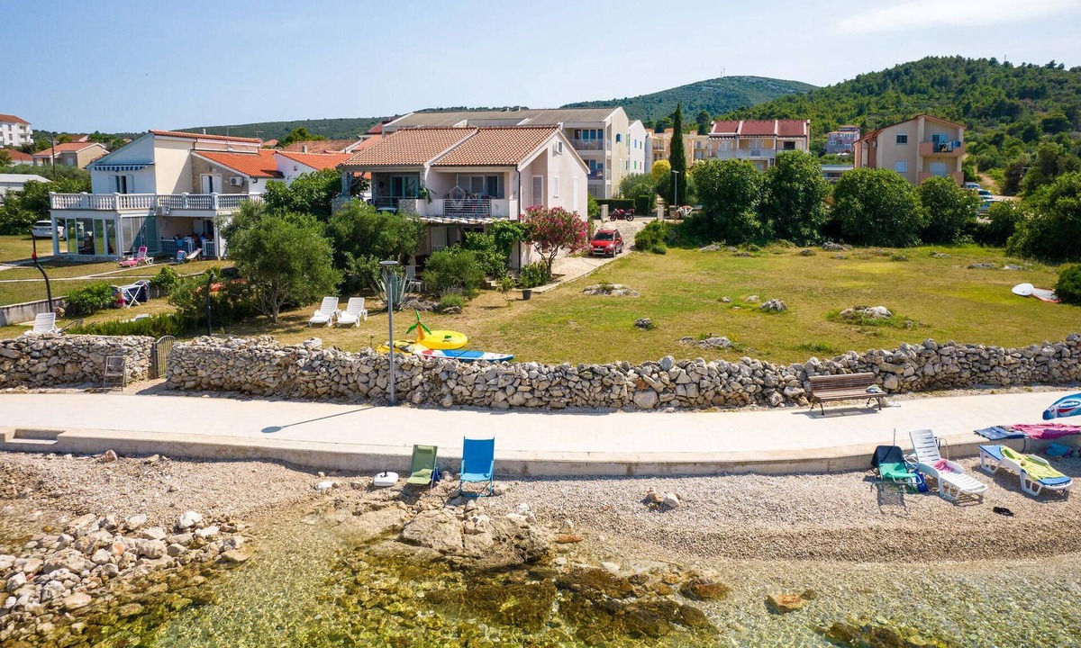Dobropoljana Apartment | Nice apartment in Dobropoljana with WiFi