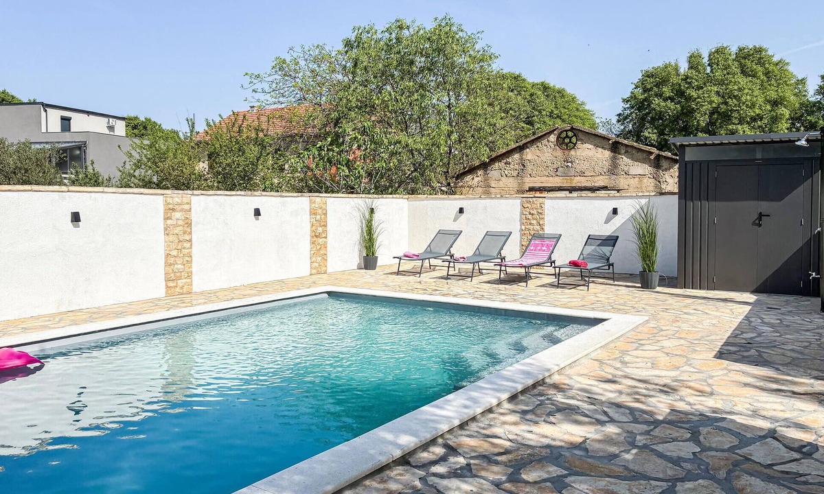 Gornji Karin Apartment | Nice apartment in Karin Gornji with swimming pool