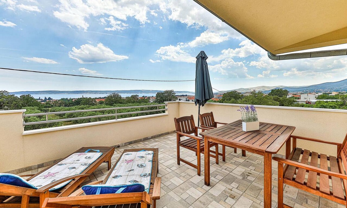 Kastel Luksic Apartment | Nice apartment in Kastel Luksic with WiFi