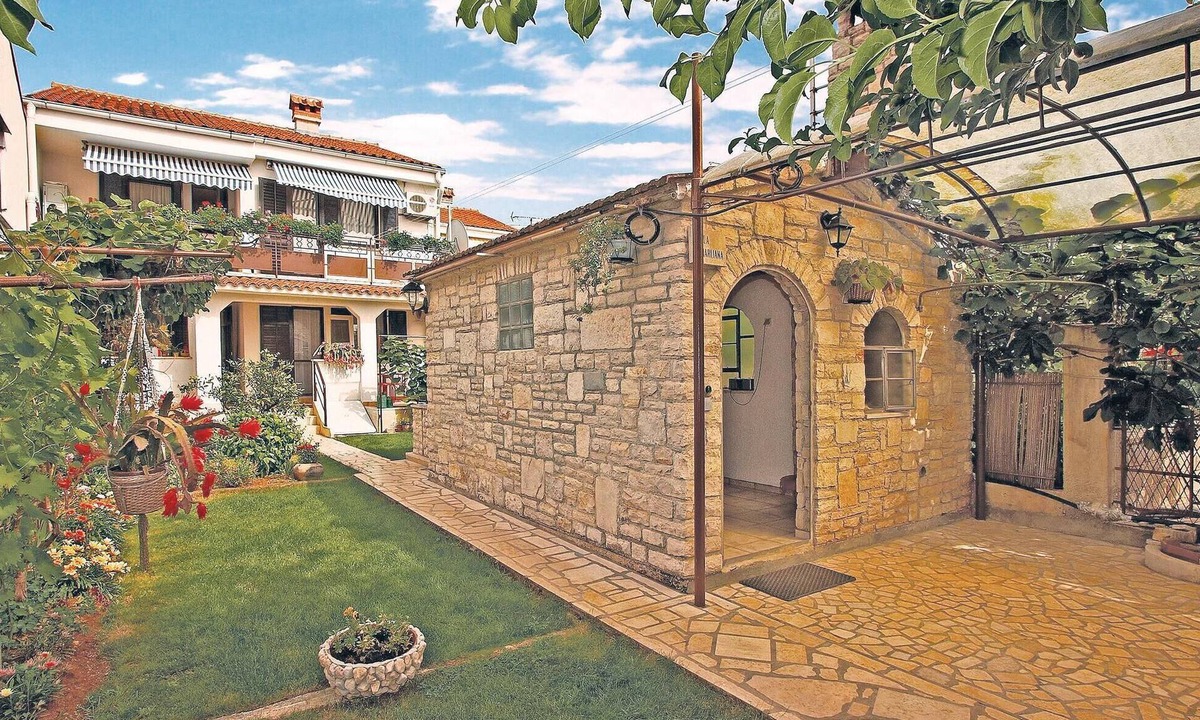 Pula Apartment | Nice apartment in Stinjan with house sea view