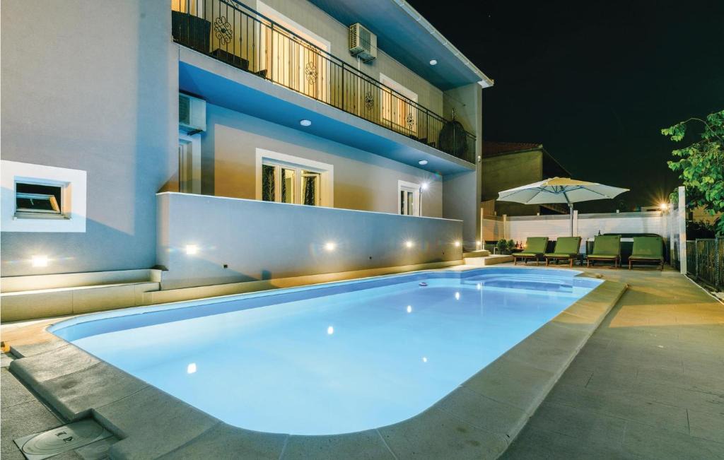 Trogir Apartment | Nice Apartment In Trogir With 4 Bedrooms, Jacuzzi And Wifi