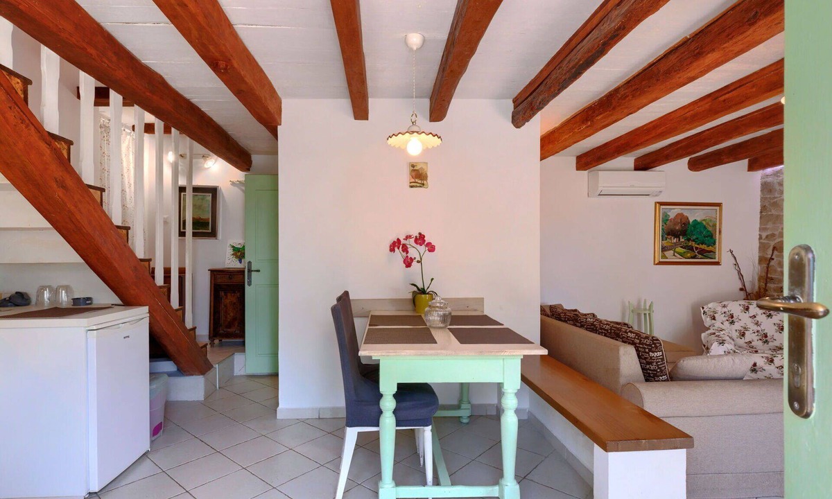 Kastelir House | Nice apartment in villa for 6 people with pool, WIFI, A/C, TV, patio and pets allowed