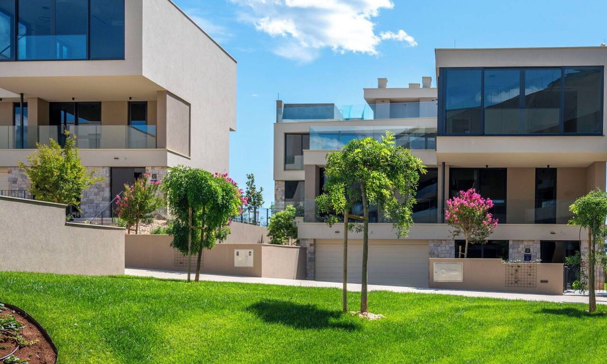 Savudrija House | Nice apartment in villa for 8 guests with WIFI, hot tub, A/C, pool, TV and terrace