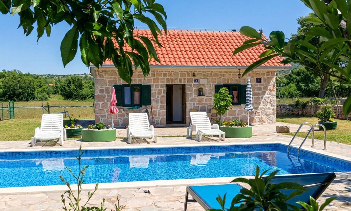 Ruzic House | Nice home in Gradac with private swimming pool, can be inside or outside
